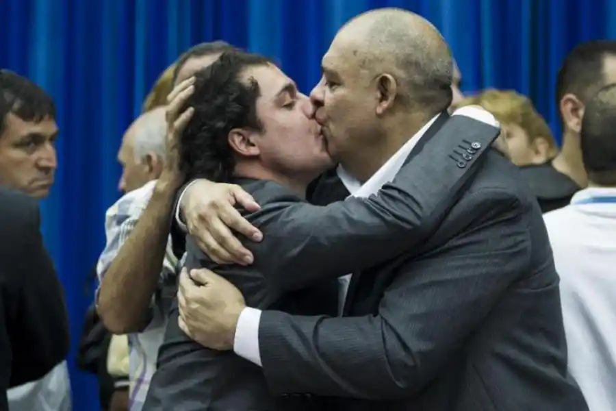 SALUDO FAMILIAR. El hijo del “Mono” lo besa durante el juicio a los Ale. la gaceta / foto de jorge olmos sgrosso