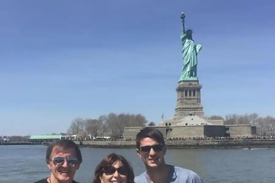 PAPÁ Y MAMÁ. Bravo con sus padres, que lo visitaron en 2016, en la estatua de la Libertad.  