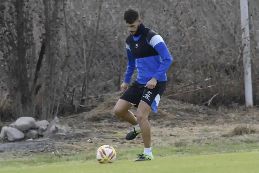 A PLENO. Bravo, durante una práctica en Salta, donde se entrena con ganas y la infaltable pelota.