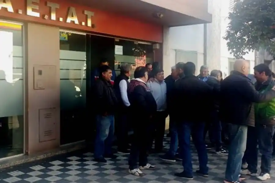 No hubo acuerdo entre los choferes y Aetat: el paro de colectivos continúa