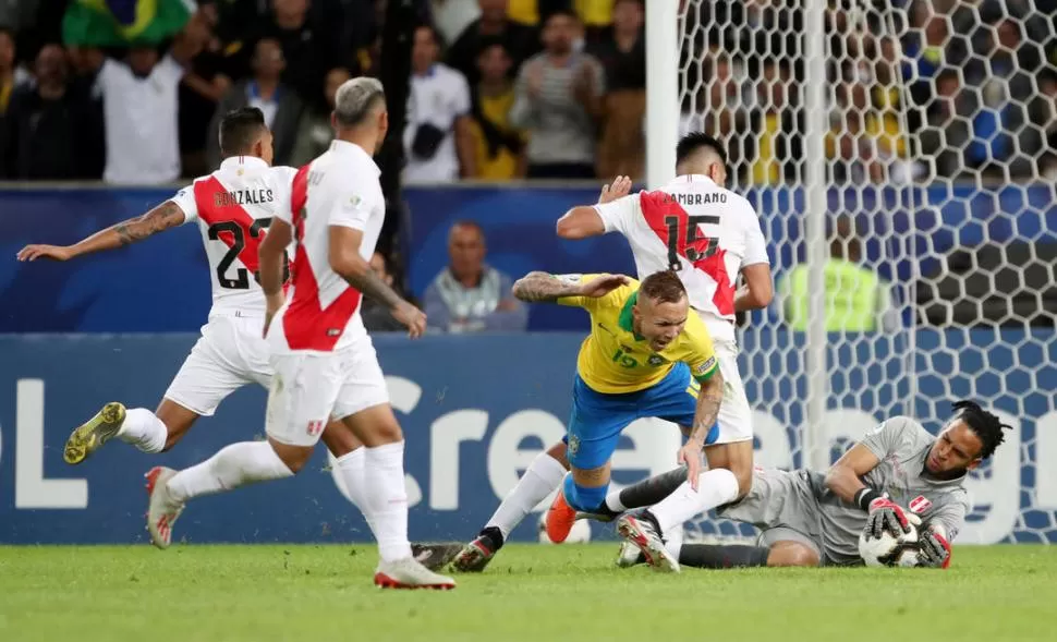 DUDOSO. Zambrano y Everton se “cuerpearon” dentro del área, pero el árbitro chileno Alberto Tobar no dudó en marcar penal. reuters