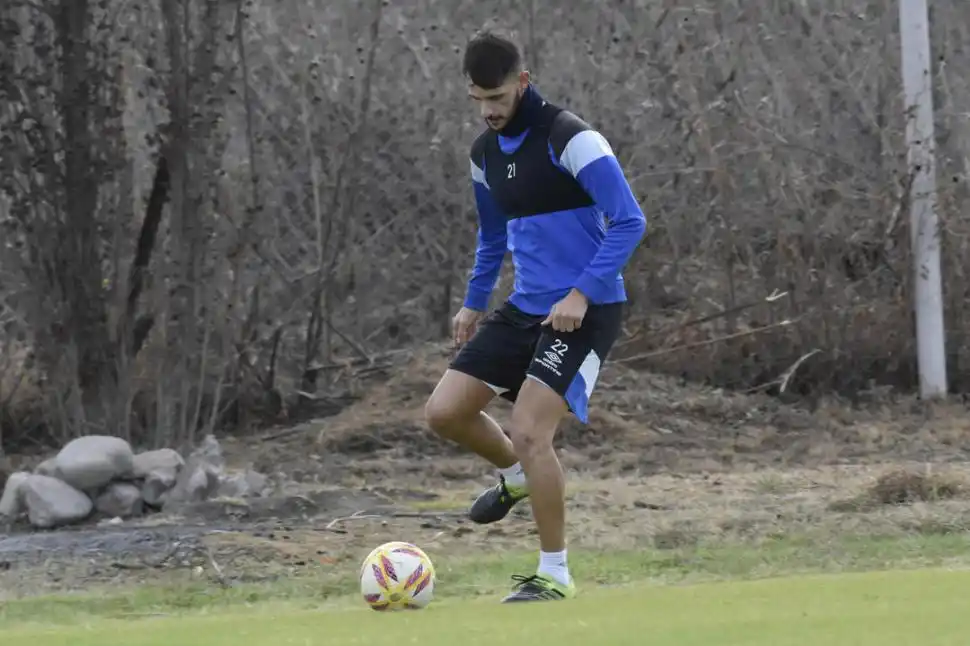 A PLENO. Bravo, durante una práctica en Salta, donde se entrena con ganas y la infaltable pelota.