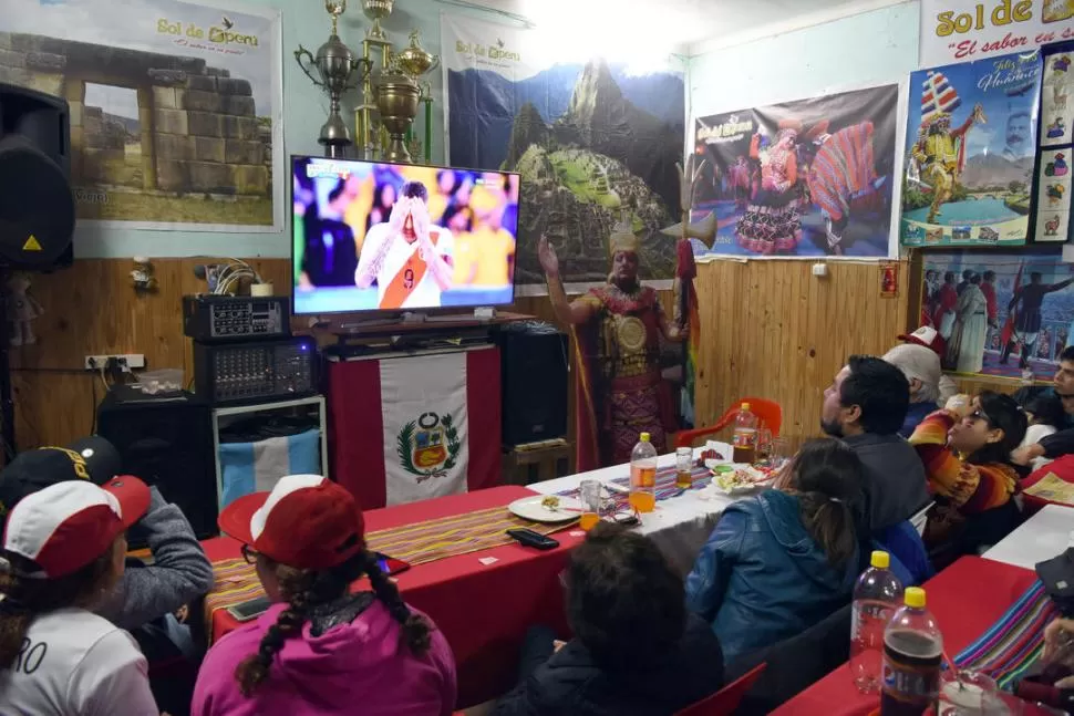TENSIÓN. Los hinchas peruanos aplaudieron el esfuerzo de su selección. la gaceta / foto de DIEGO ARáOZ