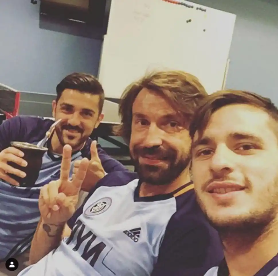 CONVERSOS. Los campeones mundiales Villa y Pirlo, comparten un mate con Bravo, ahora en Atlético. 