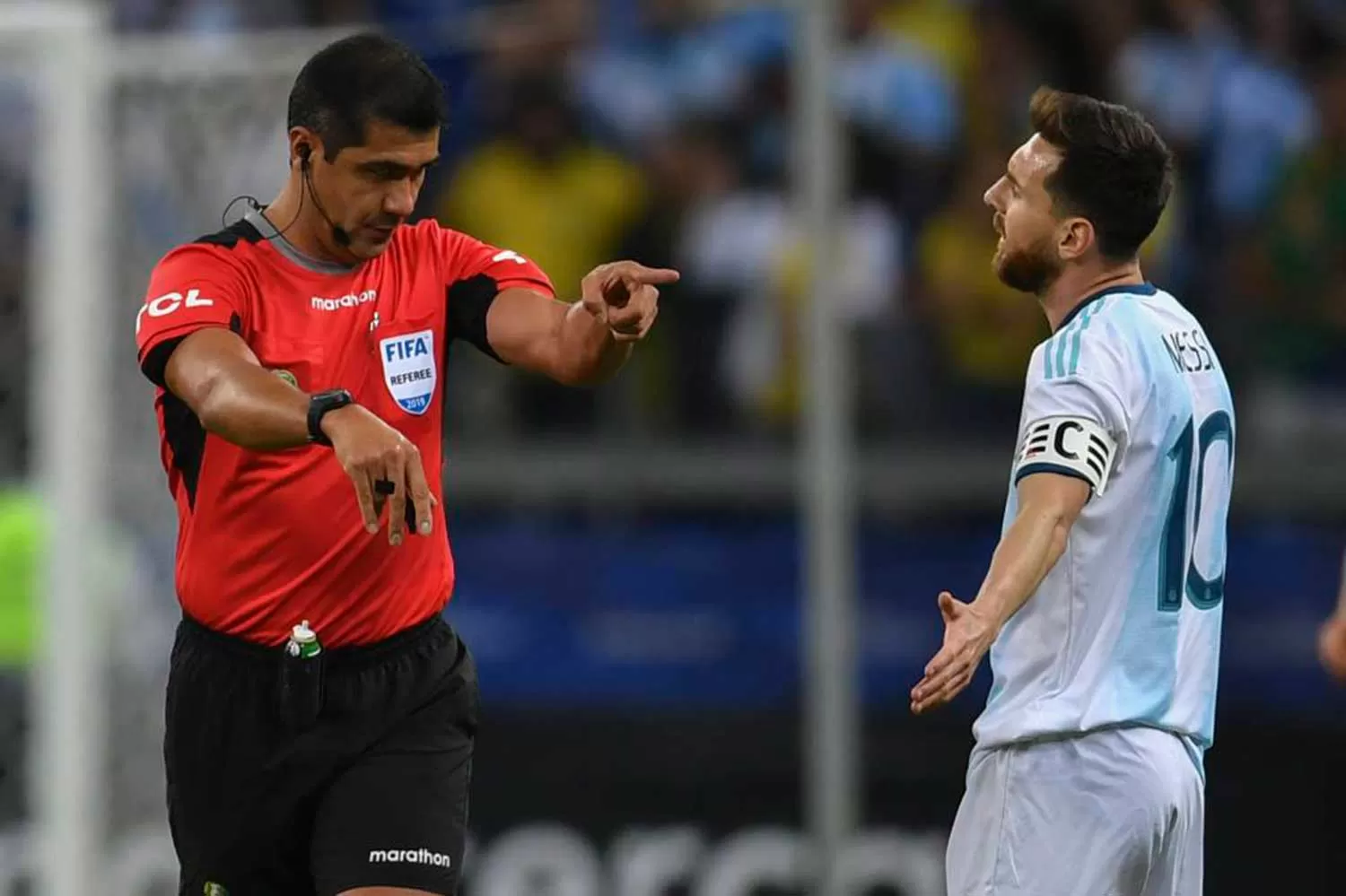 POLÉMICO. El árbitro Zambrano defendió su actuación en el partido Brasil-Argentina.