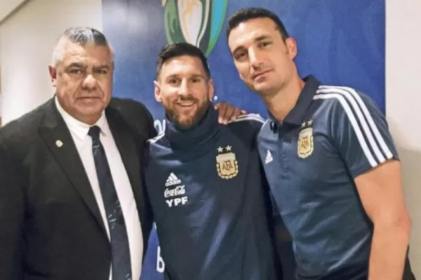 La unión hace la fuerza: Scaloni y Tapia respaldaron a Messi