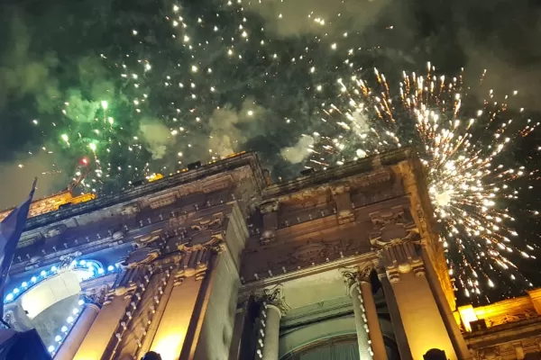 Himno, fuegos artificiales y torta: así comenzaron los festejos oficiales por el 9 de Julio
