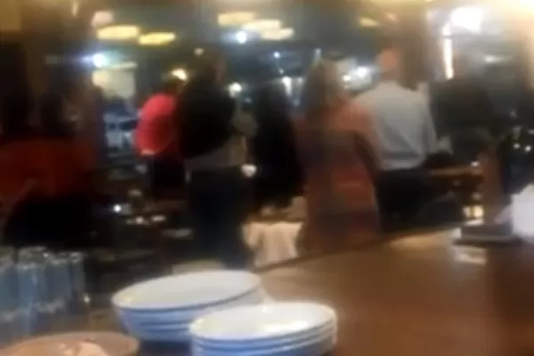 9 de Julio: clientes de un bar de Yerba Buena se pusieron de pie para cantar el himno