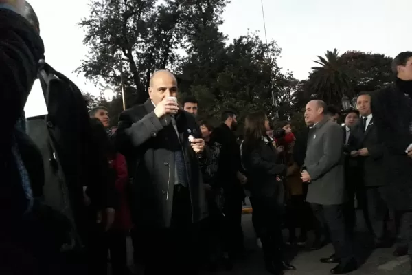 Durante el tradicional chocolate, Manzur y Jaldo lamentaron la muerte de De la Rúa