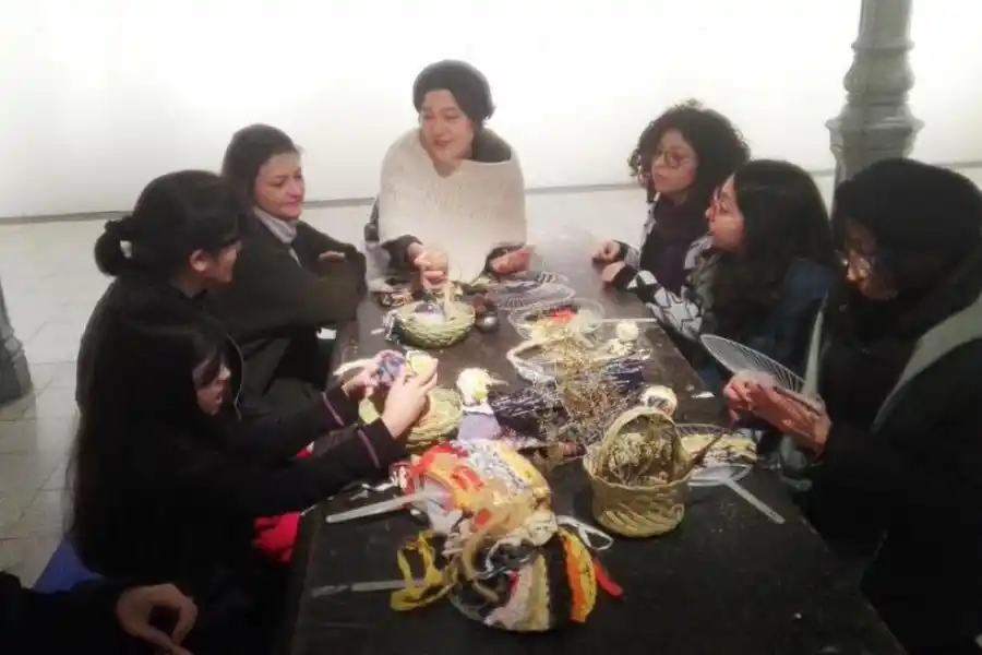 TEJIDOS. La artista japonesa Mai Sone explica una técnica ancestral.  