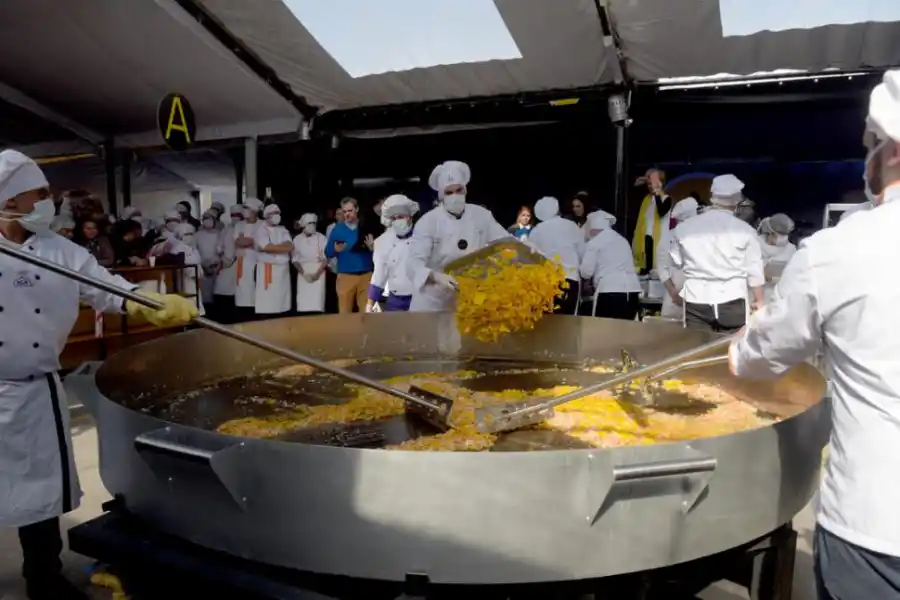 PRIMEROS PASOS. Los ingredientes empiezan a caer en la inmensa paila. la gaceta / foto de franco vera