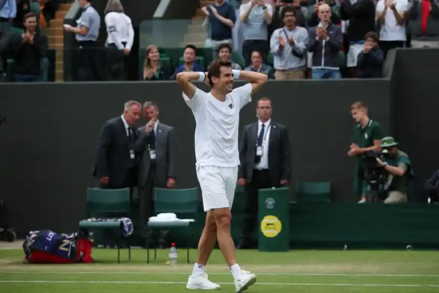 FELIZ. Tras el éxito, Pella mira a Stephanie Demner (novia) y José Acasuso (coach). 