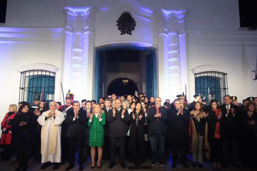 DIA DE LA INDEPENDENCIA. Funcionarios municipales y provinciales reunidos por la patria.