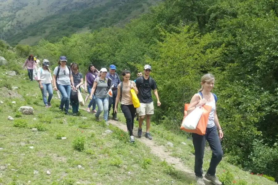 EQUIPO. Los estudiantes voluntarios se dirigen hacia el lugar de la toma de agua para hacer las mediciones.