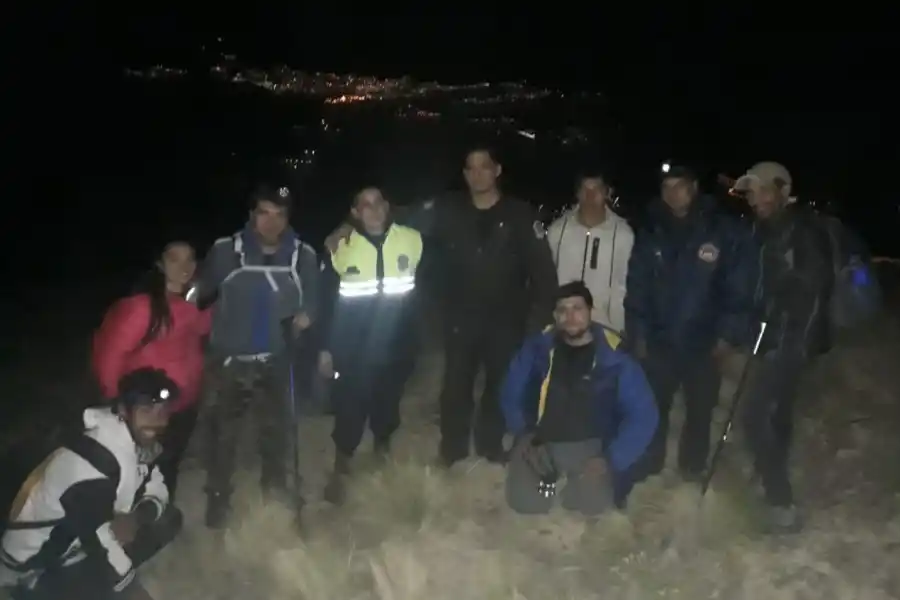 FINAL FELIZ. Los montañistas no sufrieron heridas de gravedad. Todos contentos.