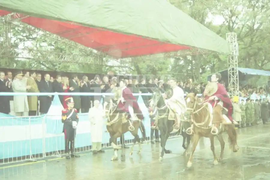 DESFILE. En el palco, junto al entonces gobernador Miranda el 9 de julio de 2000.