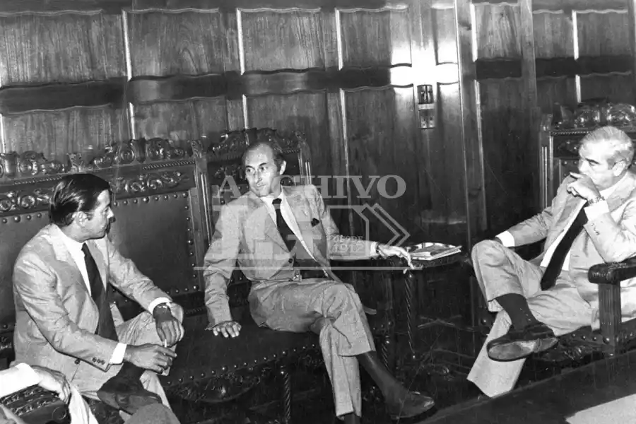 EN LA REDACCIÓN. De la Rúa con Eduardo García Hamilton, director de LA GACETA; y Enrique García Hamilton, director de La Tarde.