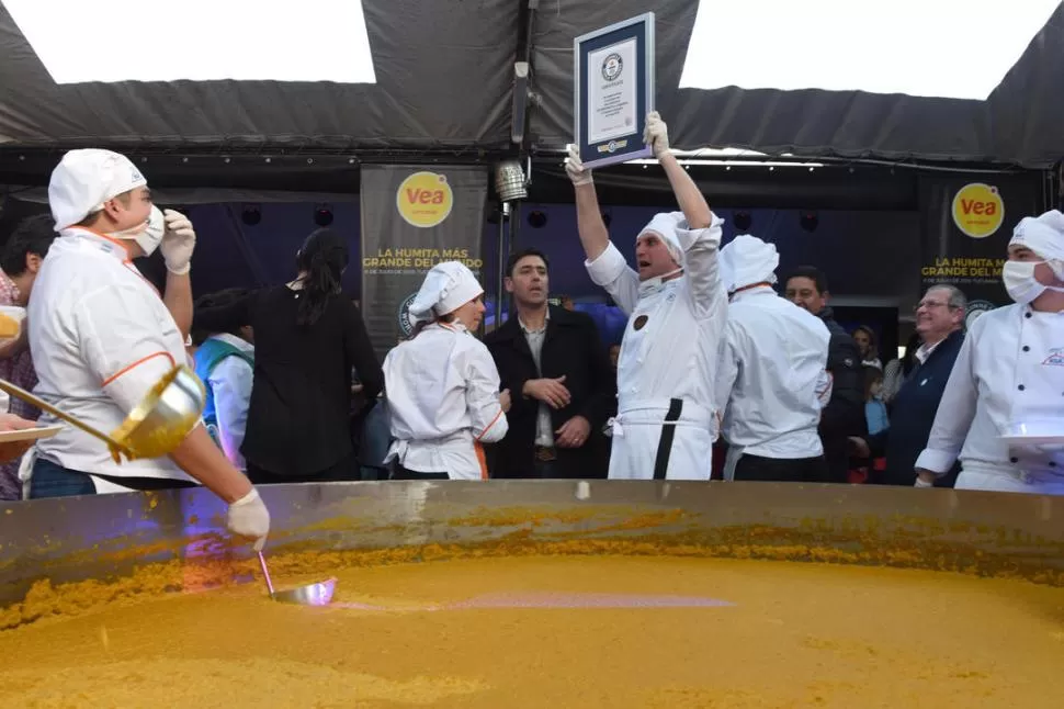 MISIÓN CUMPLIDA. Uno de los cocineros levanta el diploma recibido por el logro de la humita más grande. la gaceta / foto de diego arÁóz