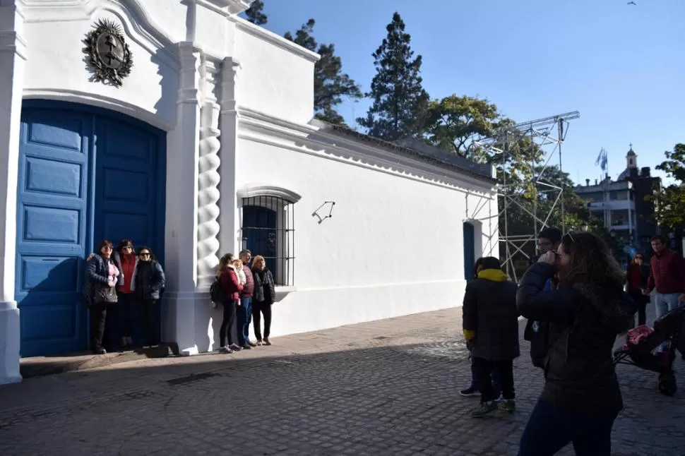 DESDE AFUERA. Turistas posan frente a la Casa Histórica, que estuvo cerrada por los preparativos para el acto de hoy. LA GACETA / FOTO DE INÉS QUINTEROS ORIO