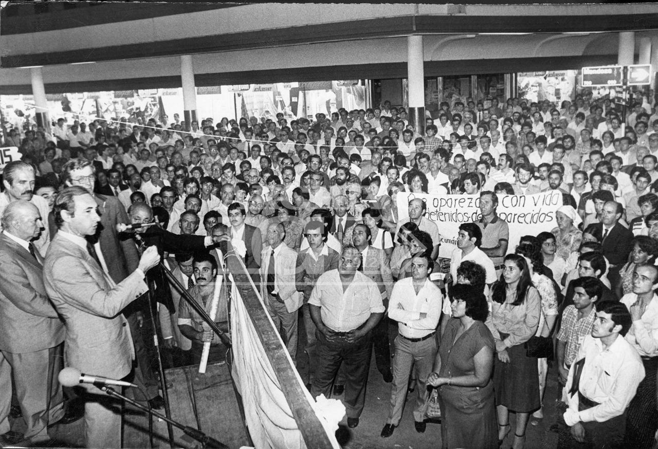 EN LA PEATONAL. El 5 de marzo de 1983. como candidato presidencial de la Línea Nacional de la UCR, en la esquina de Mendoza y Muñecas.