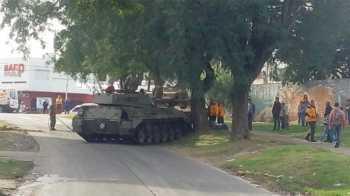 DURO CHOQUE. Un tanque de guerra del desfile del 9 de Julio terminó contra un árbol.