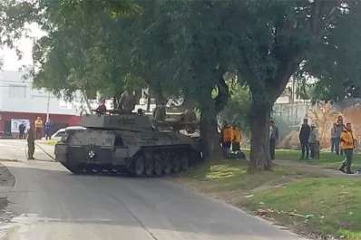 Un tanque de guerra se quedó sin frenos y chocó contra un árbol en pleno desfile del 9 de Julio