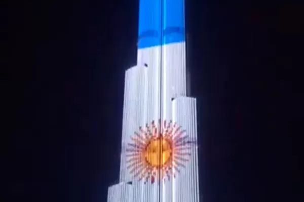 Por el 9 de Julio, el edificio más alto del mundo se vistió de celeste y blanco