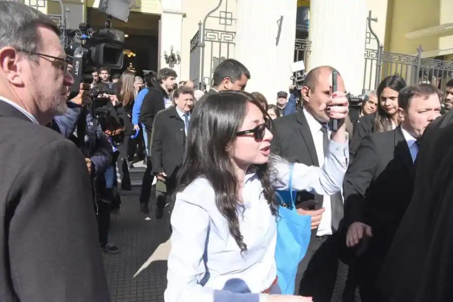 La foto del videoUna mujer filmó el mensaje que envió al gobernador Juan Manzur: “hace 200 años somos libres. Y, ¿sabe qué? Acá en Tucumán no podemos ser libres porque los compra con votos. ¡Ustedes compran los votos! ¡No somos libres!”. credito
