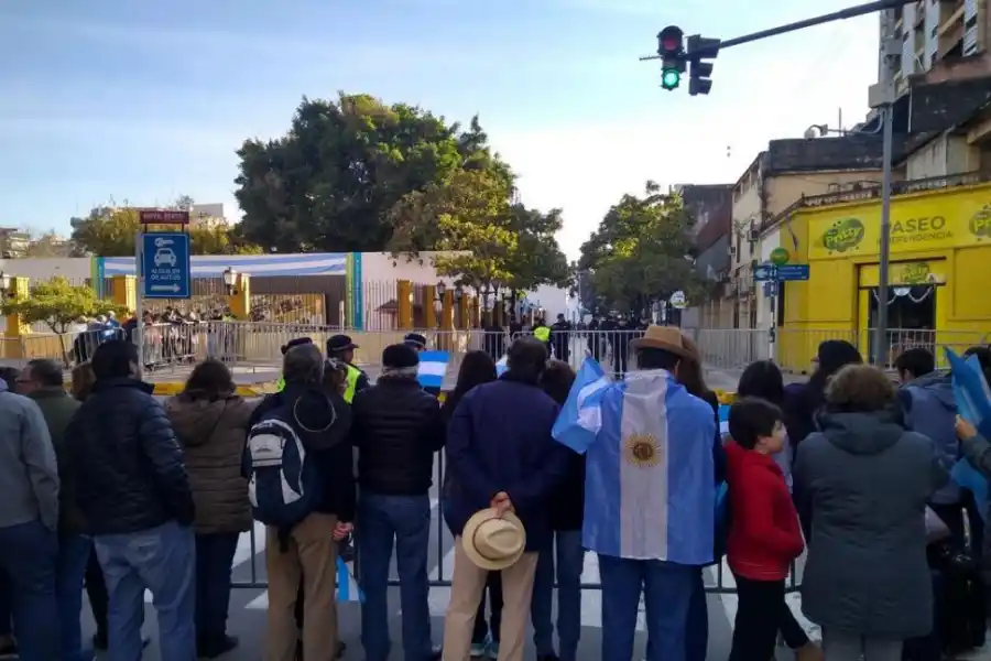 Para estar a tono con el festejoUna vendedora a pie ofrece escarapelas, banderas y todo tipo de símbolos patrios a los vecinos y los turistas que se acercaron a los festejos. Hubo decenas de feriantes en la zona de la plaza Independencia y de la Casa Histórica. 