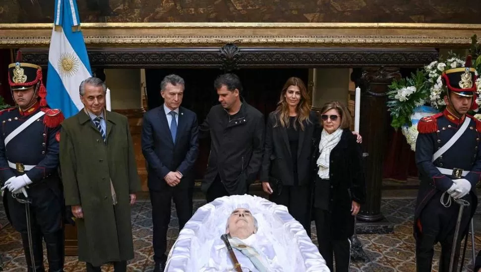 EL VELATORIO. El presidente Mauricio Macri, junto a Antonio de la Rúa, su esposa Juliana Awada e Inés Pertiné, viuda de Fernando de la Rúa. prensa senado