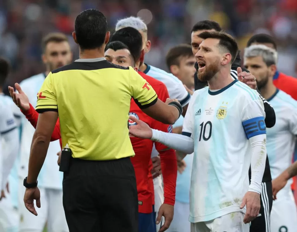 EN EL CENTRO DE LA ESCENA. Luego de la Copa América, la expectativa del mundo del fútbol pasa por saber qué penalización tendrá Lionel Messi. REUTERS
