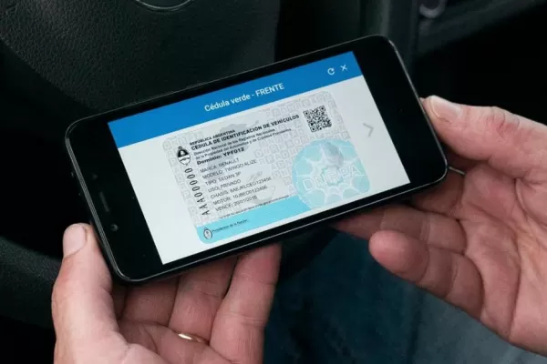 Digitalizan las cédulas verde y azul de autos y motos, y se podrán podrán mostrar en el celular