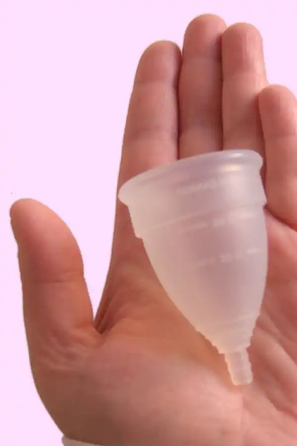 La copa menstrual es un recipiente reutilizable de silicona que colecta el flujo menstrual.