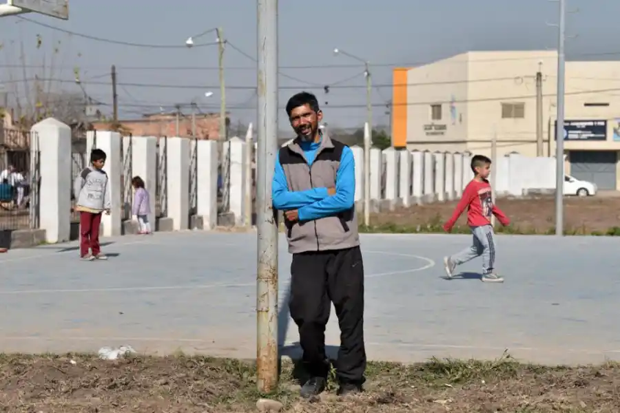 PROFE DE EDUCACIÓN FÍSICA. Alejandro Romano en el barrio Juan XXIII.-