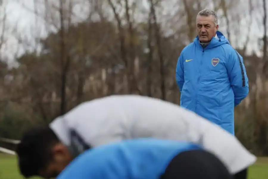 EXPECTANTE. Aún sin novedades, Gustavo Alfaro aguarda los refuerzos que pidió. 