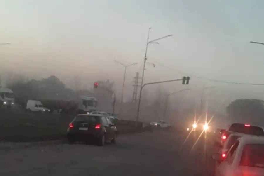 Circulan a contramano en la intersección de las rutas 9 y 306 para no parar en el semáforo