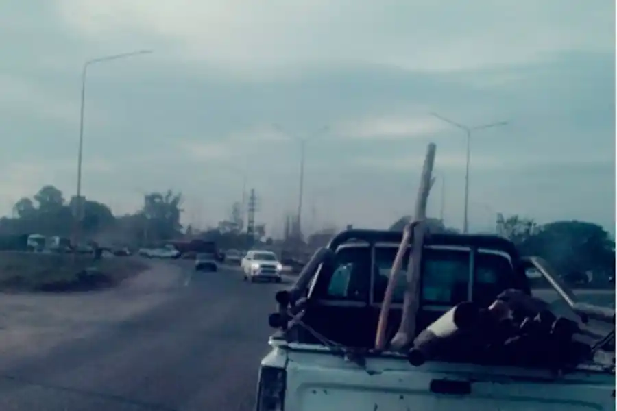 Circulan a contramano en la intersección de las rutas 9 y 306 para no parar en el semáforo