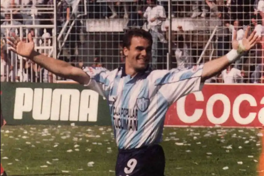 Pidieron la captura internacional para un ex delantero de Atlético