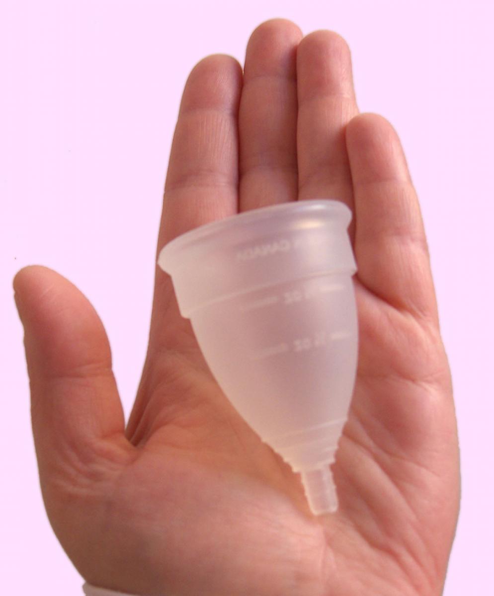 La copa menstrual es un recipiente reutilizable de silicona que colecta el flujo menstrual.