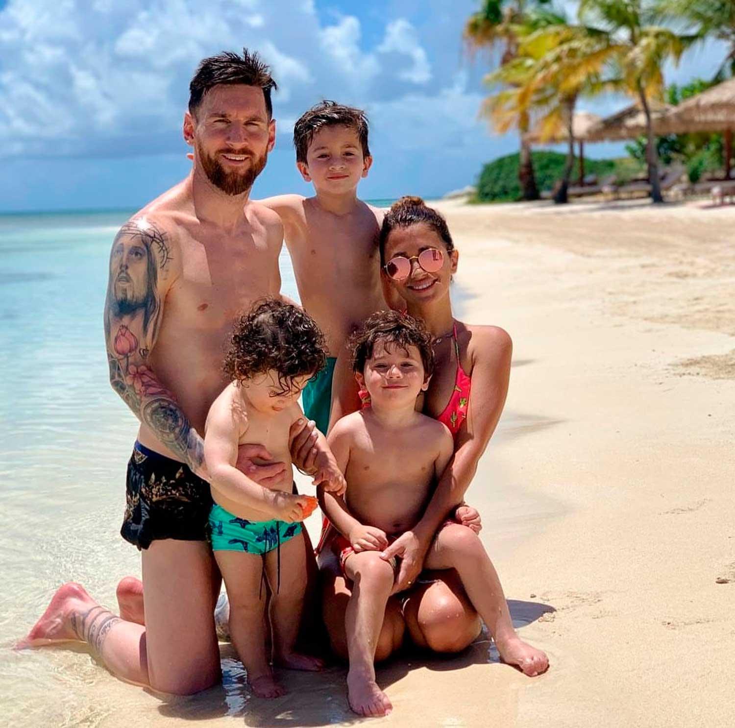 EN FAMILIA. Messi junto a su esposa e hijos, en el Caribe.