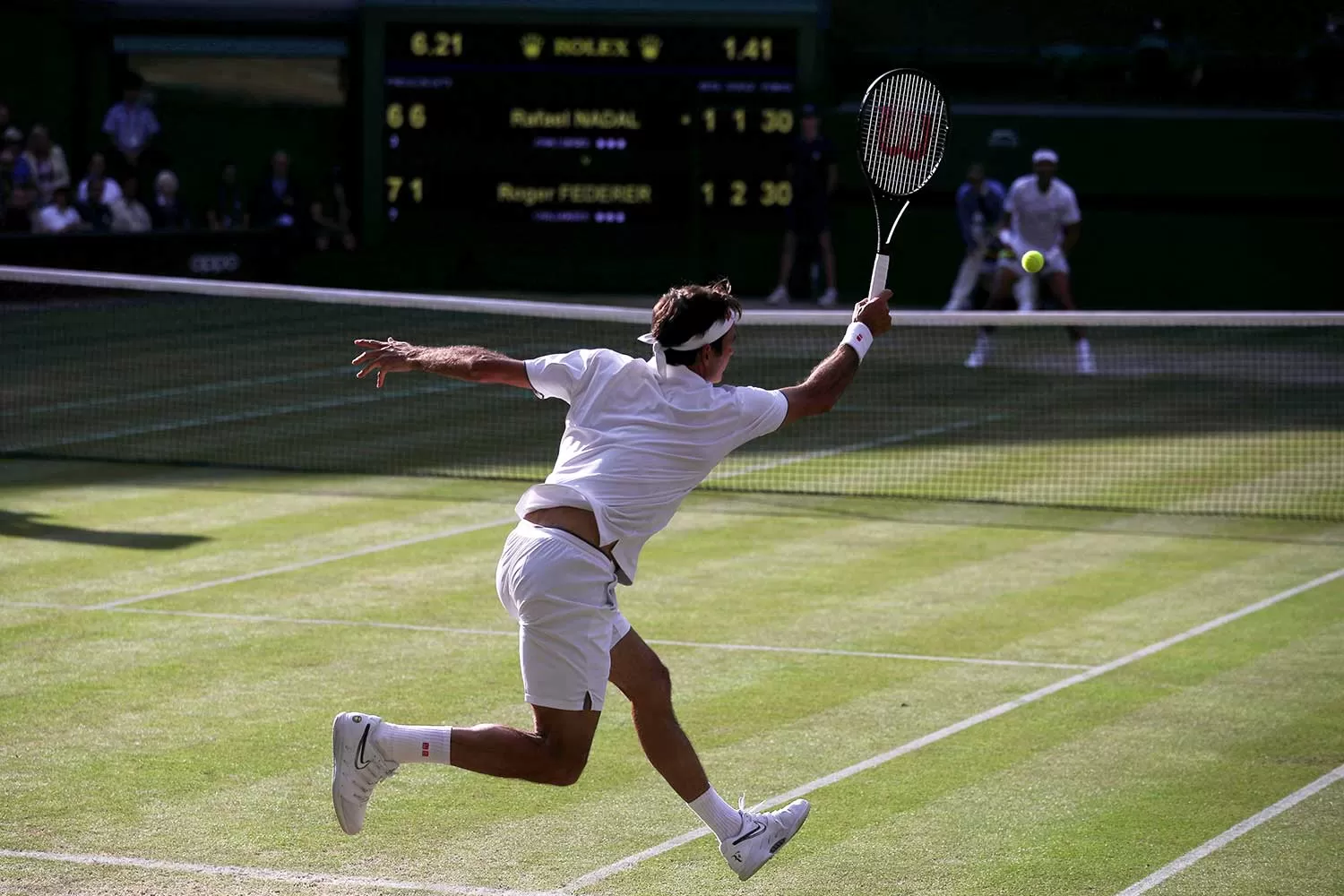 FRENTE A FRENTE. Federer venció a Nadal en la semifinal de Wimbledon.