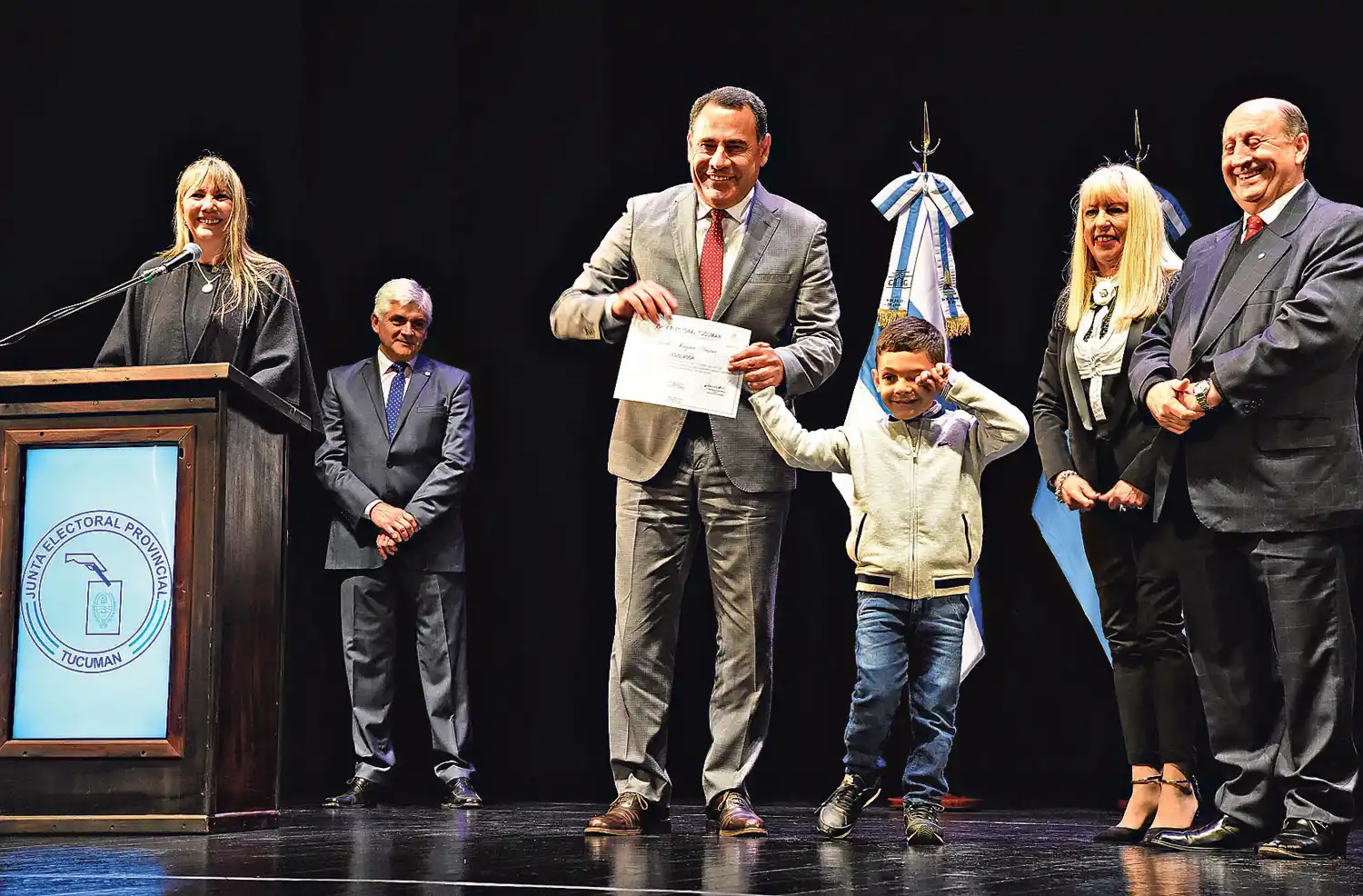 Así fue el detrás de escena de la entrega de diplomas a los electos