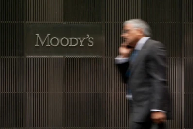 Moodys bajó la perspectiva crediticia de la Argentina a negativo por la incertidumbre política