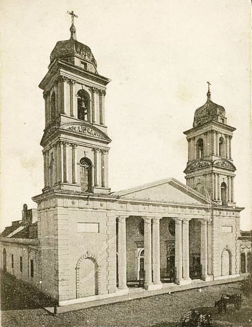 ESQUINA DE LA CATEDRAL EN 1900. Uno de los pocos edificios que no cumplieron, en 1911, con el ochavado. 