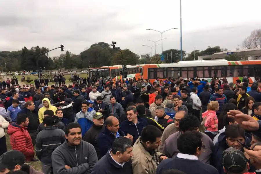 Colectiveros levantaron el corte en la zona de la Terminal, pero el paro continúa