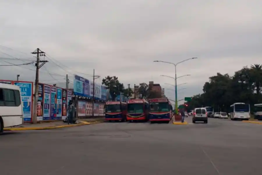 Colectiveros levantaron el corte en la zona de la Terminal, pero el paro continúa