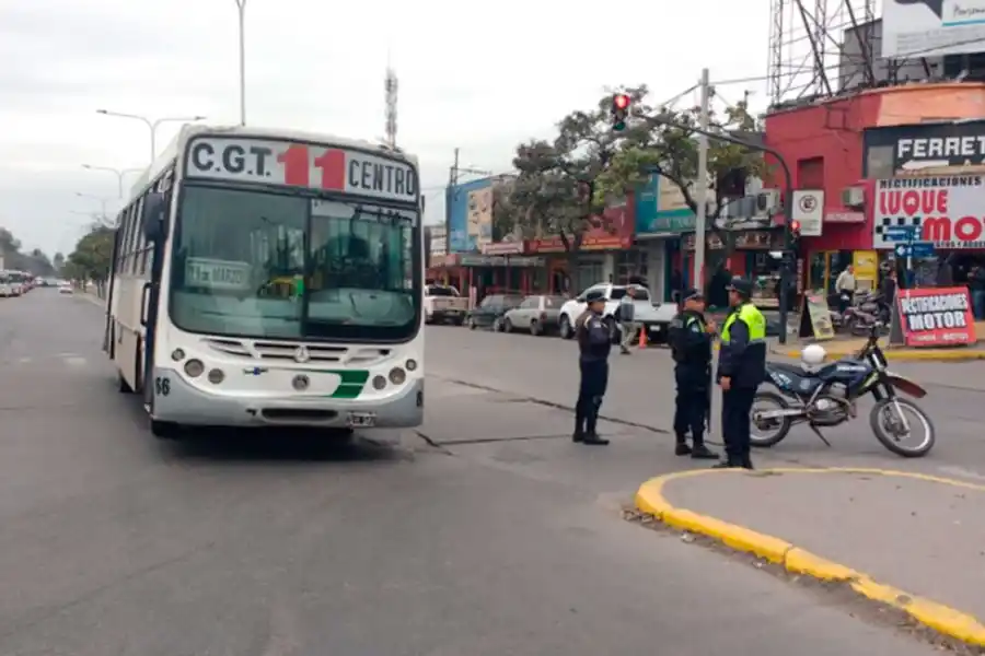 Colectiveros levantaron el corte en la zona de la Terminal, pero el paro continúa
