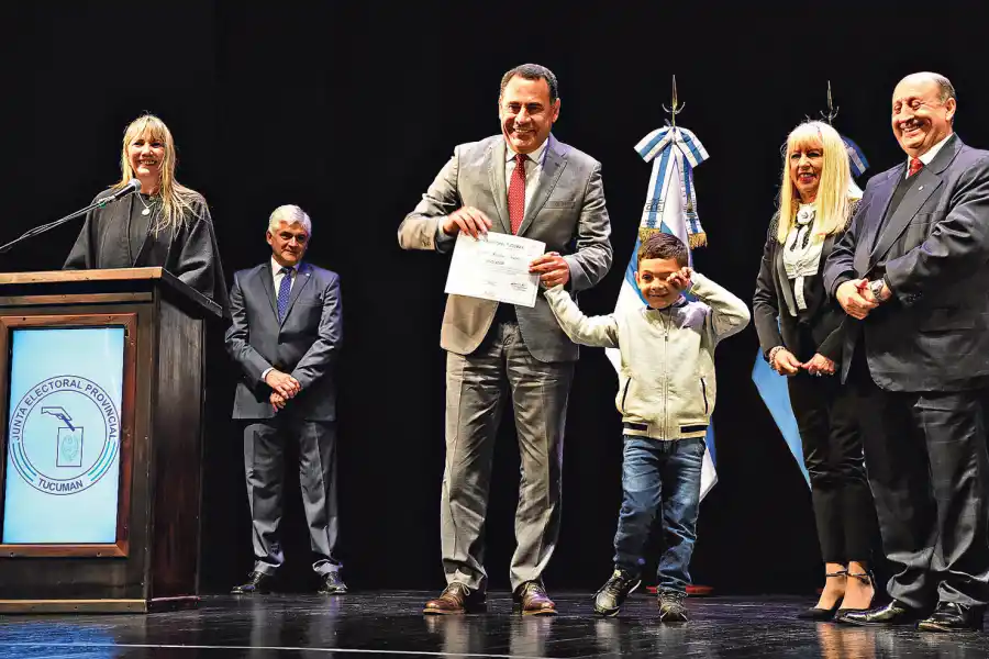 Así fue el detrás de escena de la entrega de diplomas a los electos