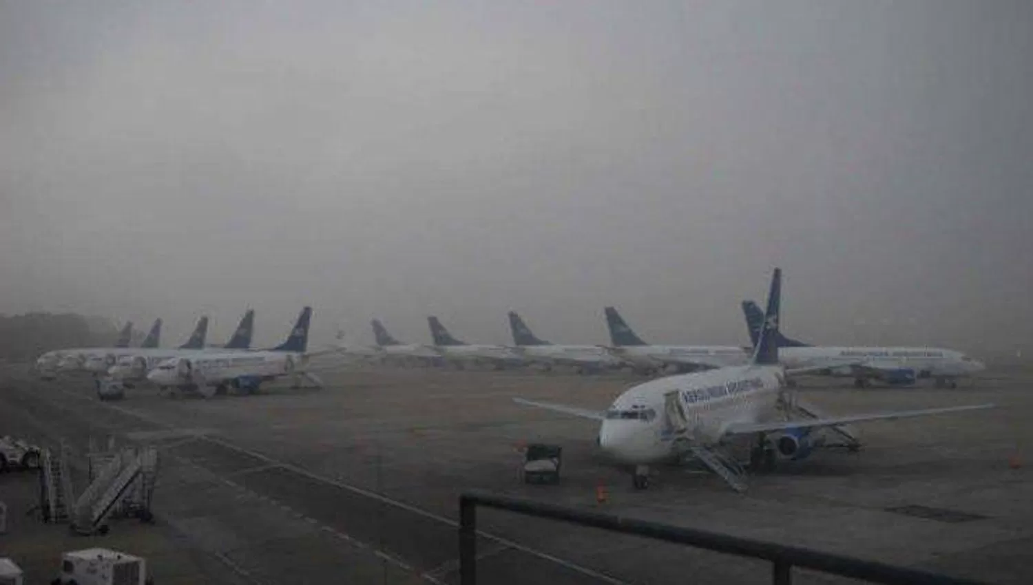 La niebla complicó las operaciones en Aeroparque. FOTO TOMADA DE TWITTER.COM/C5N