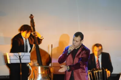 Parejas de tango bailan en un certamen